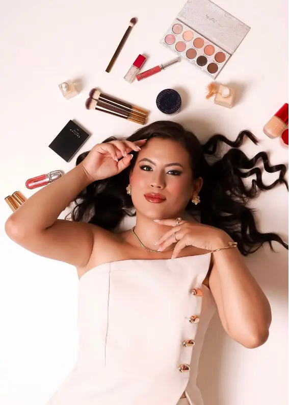 Profissional da Lumina Beauty em ensaio com maquiagem e produtos de beleza