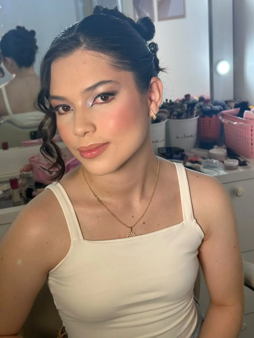Maquiagem delicada com iluminação suave e acabamento natural