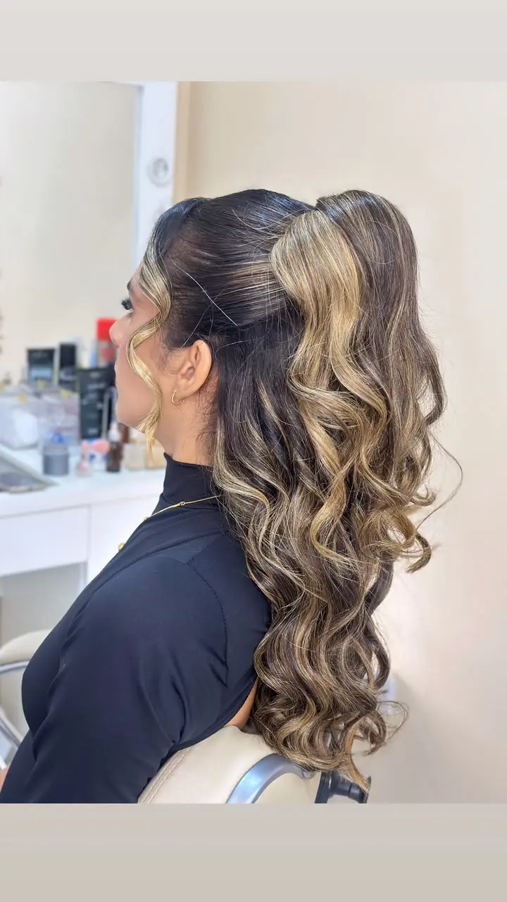 Penteado simples com rabo de cavalo alto e mechas iluminadas