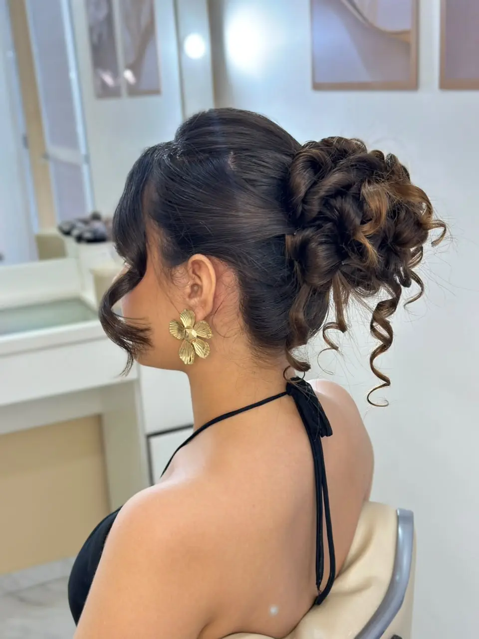 Penteado simples preso com coque trabalhado e cachos soltos