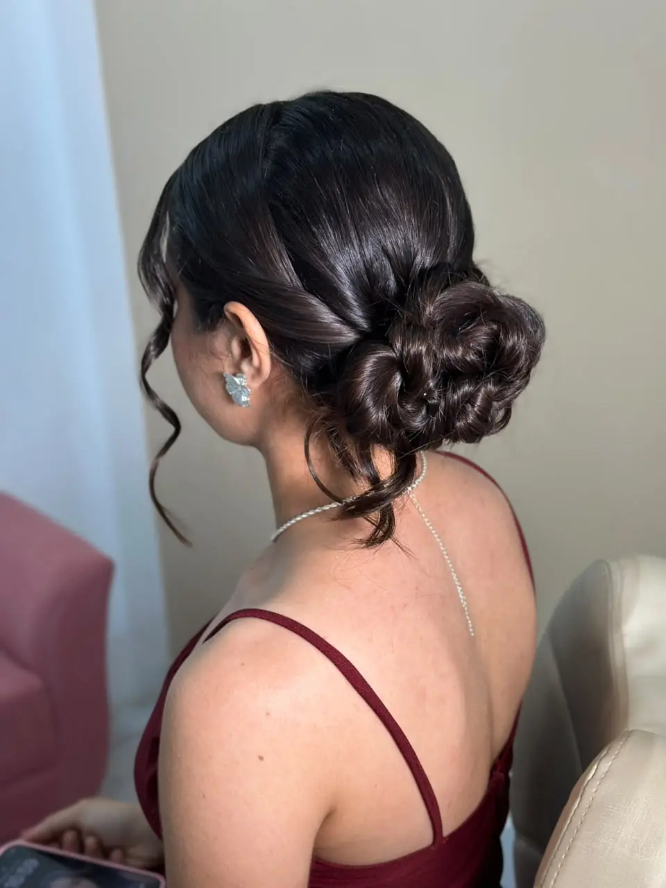 Penteado simples com coque baixo e acabamento elegante