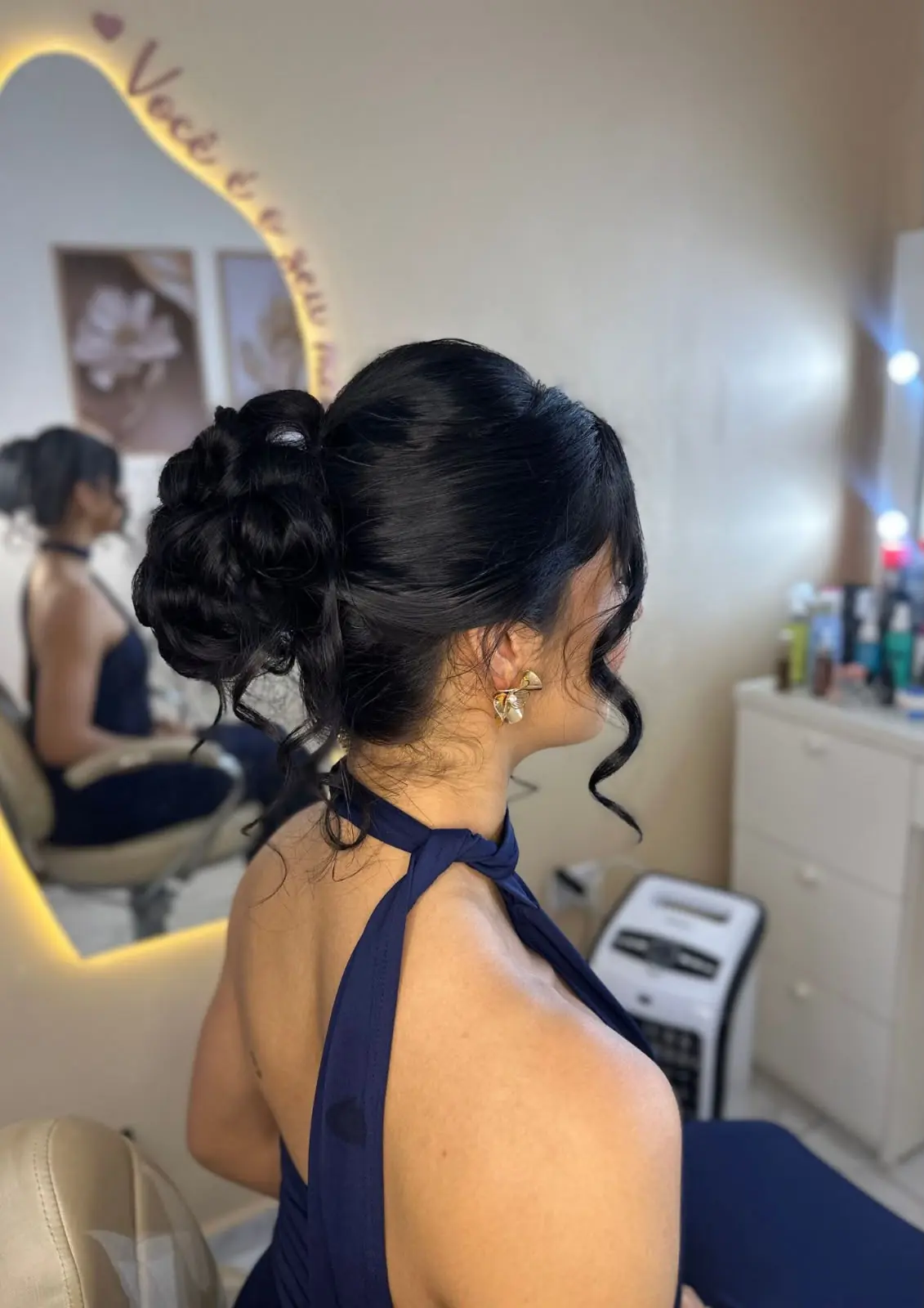 Penteado simples com coque alto e mechas frontais