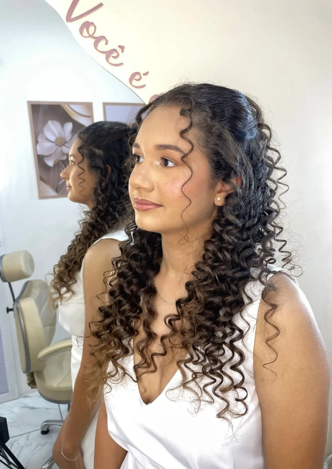 Penteado simples em cabelo cacheado com acabamento lateral