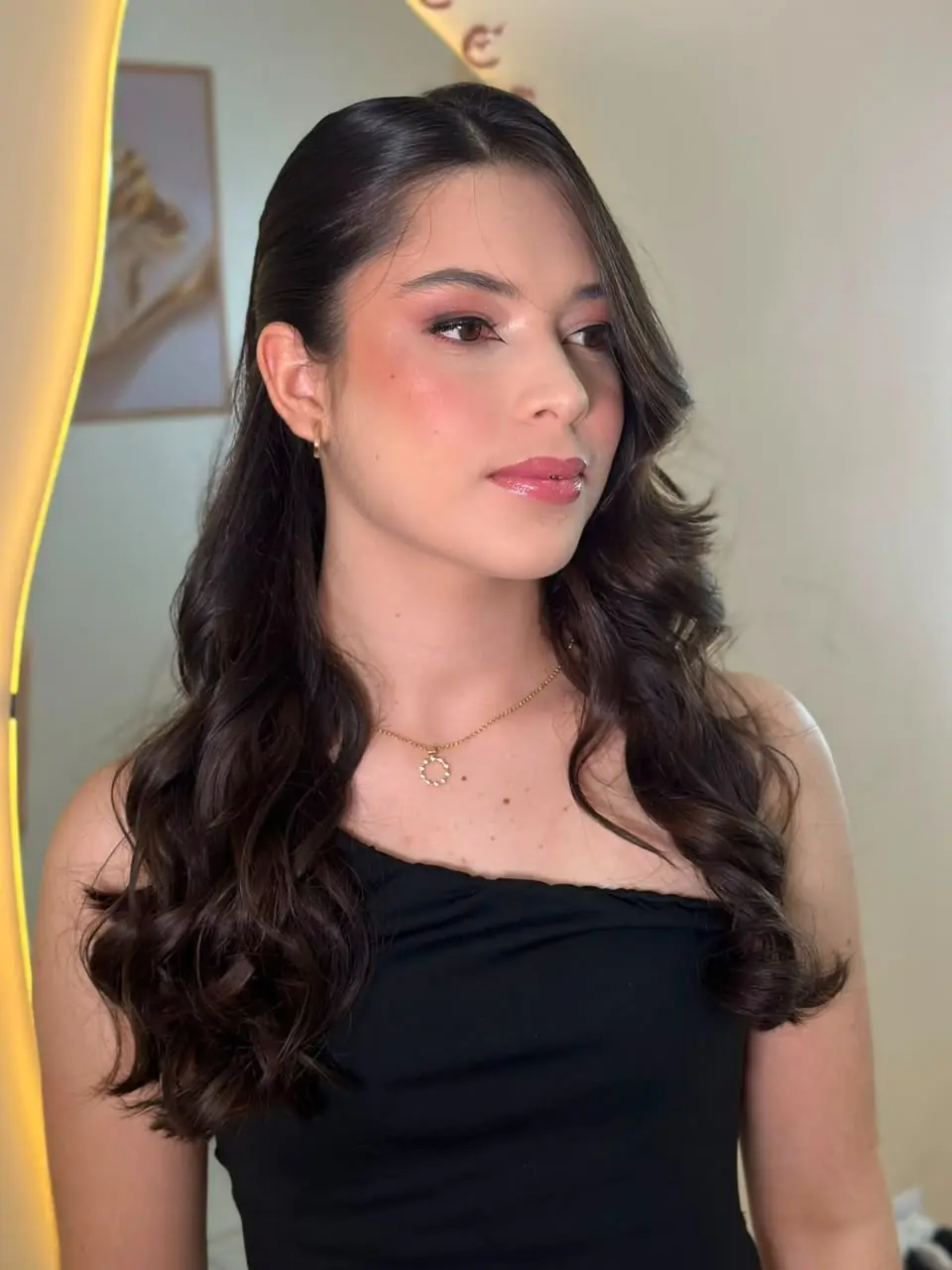 Penteado simples com cabelo solto e ondas marcadas