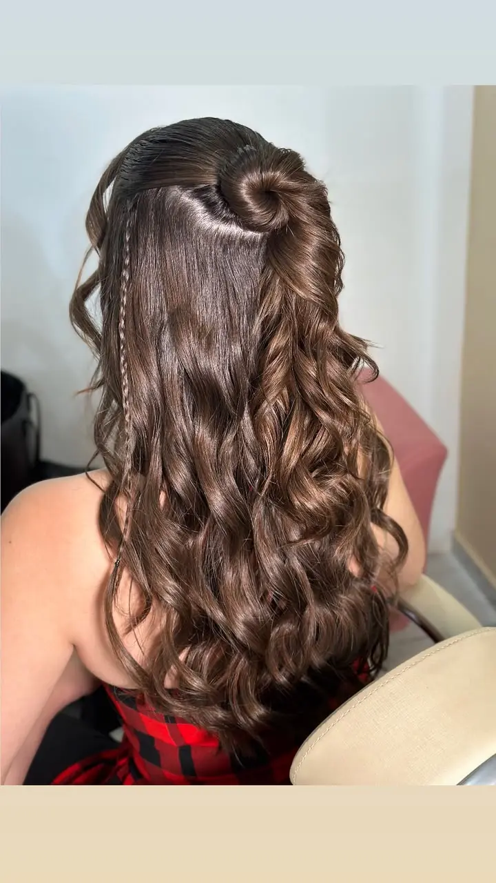 Penteado simples semipreso com ondas longas