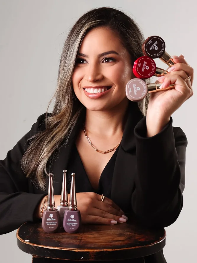 Beatriz, especialista em unhas e cofundadora da Lumina Beauty