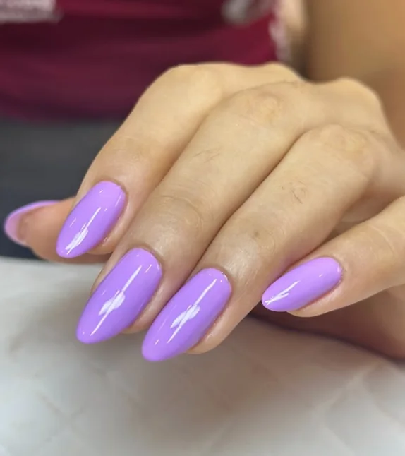 Unhas alongadas com esmaltação lilás