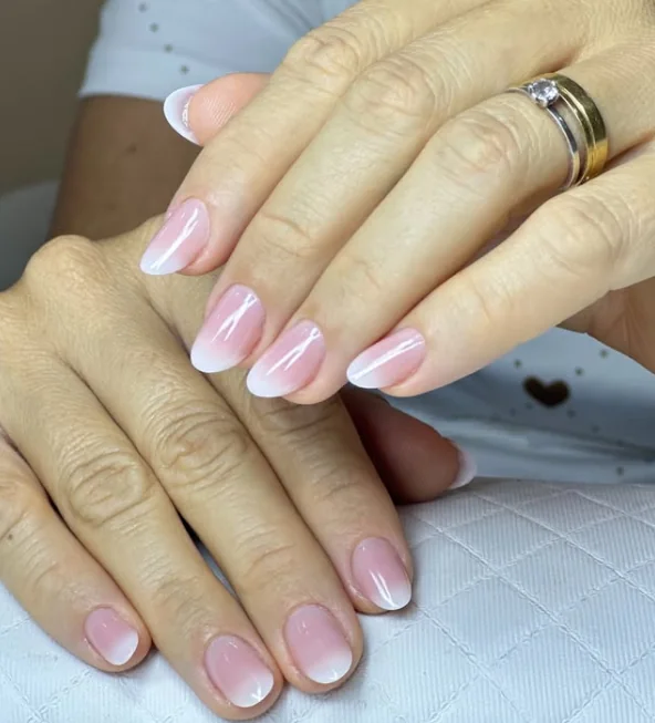 Unhas naturais com francesinha delicada